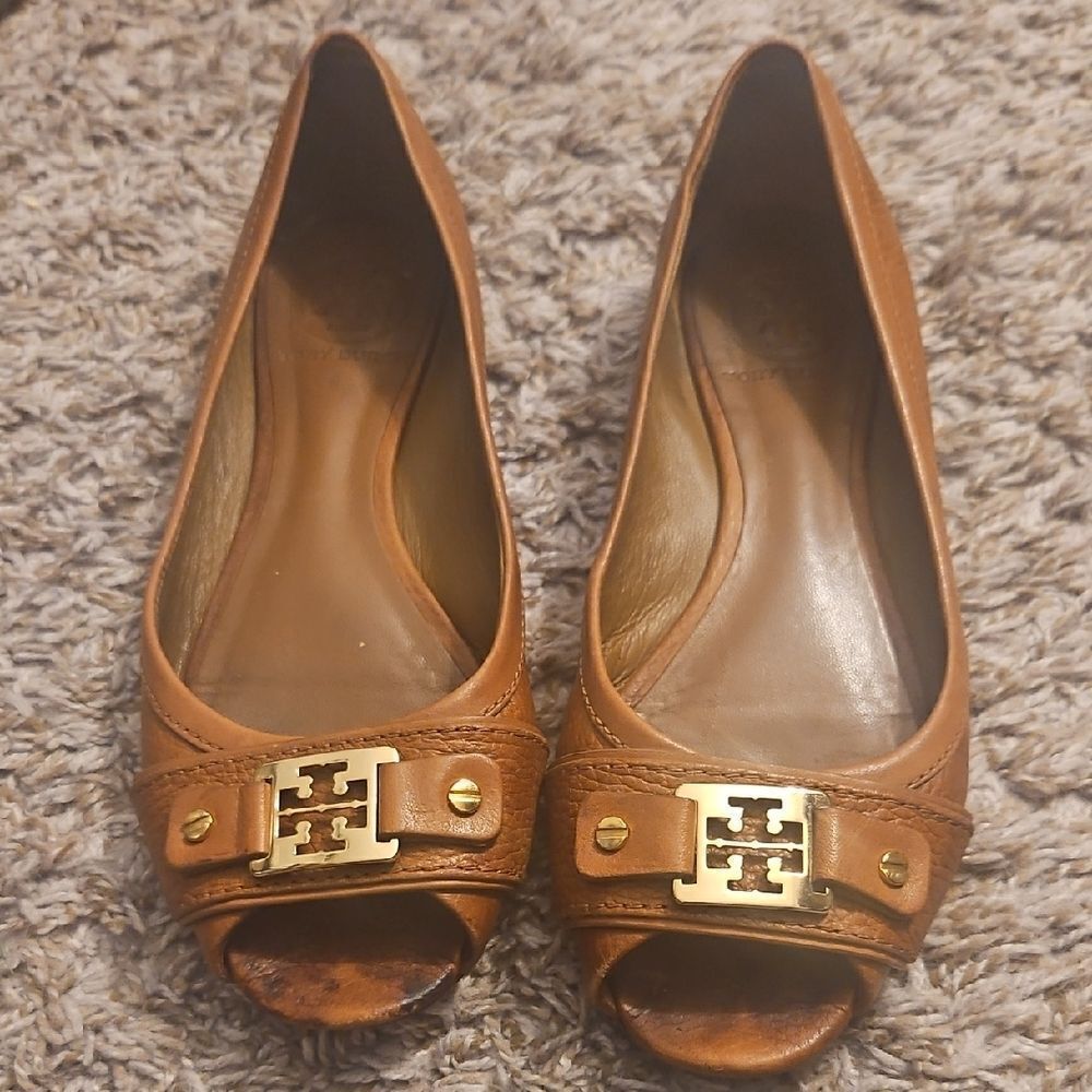Tory Burch CLINES Brown Leather Peep-Toe Flats Logo Buckle – Size 7